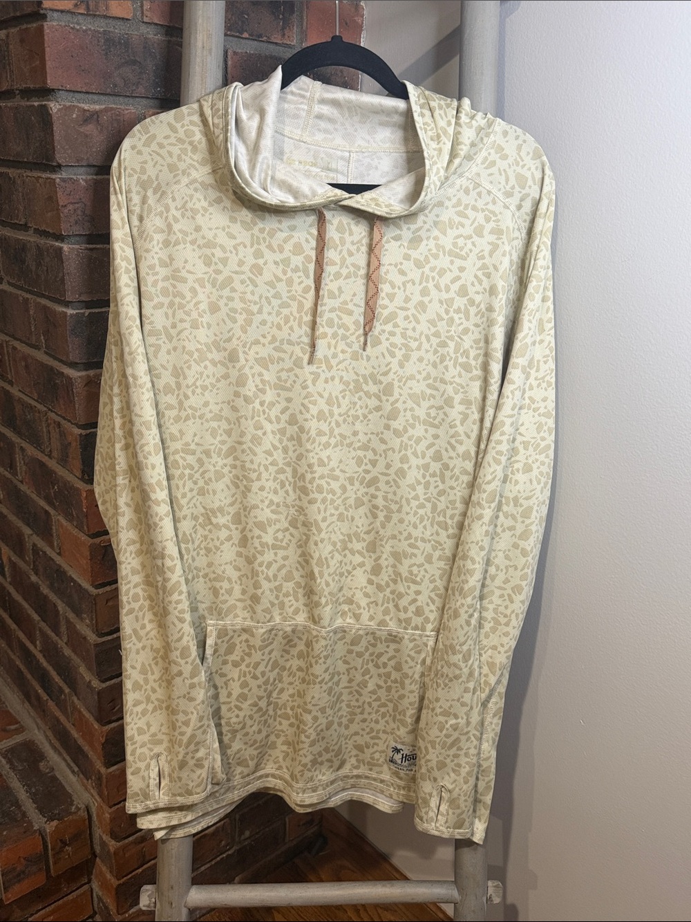 Howler Brothers Men’s XL Printed Sun Hoodie Cream Tan Thumbholes